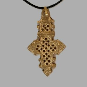 Pendentif croix sculptée dorée