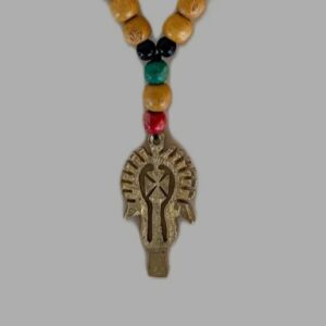 Collier perles bois beige et pendentif croix éthiopienne dorée