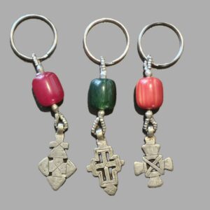 Porte clé croix et perles argentées